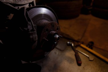 Klasik araba tekerleği nakli. Kapsamlı kullanılmış araba tamiri. Eski arabaları restore etmek için garaj servisi. Araba garantisi servis konsepti. Süspansiyon bileşeni değişimi.