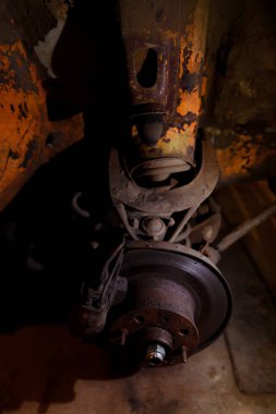 Klasik araba tekerleği nakli. Kapsamlı kullanılmış araba tamiri. Eski arabaları restore etmek için garaj servisi. Araba garantisi servis konsepti. Süspansiyon bileşeni değişimi.