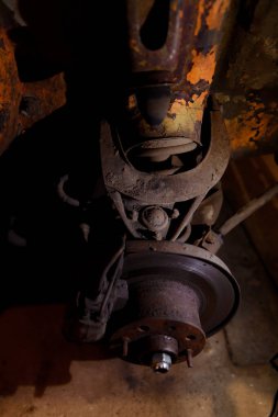 Klasik araba tekerleği nakli. Kapsamlı kullanılmış araba tamiri. Eski arabaları restore etmek için garaj servisi. Araba garantisi servis konsepti. Süspansiyon bileşeni değişimi.