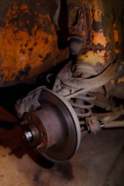 Klasik araba tekerleği nakli. Kapsamlı kullanılmış araba tamiri. Eski arabaları restore etmek için garaj servisi. Araba garantisi servis konsepti. Süspansiyon bileşeni değişimi.