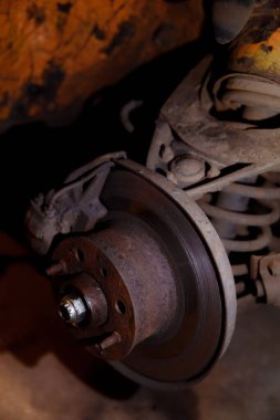 Klasik araba tekerleği nakli. Kapsamlı kullanılmış araba tamiri. Eski arabaları restore etmek için garaj servisi. Araba garantisi servis konsepti. Süspansiyon bileşeni değişimi.