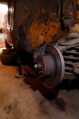 Klasik araba tekerleği nakli. Kapsamlı kullanılmış araba tamiri. Eski arabaları restore etmek için garaj servisi. Araba garantisi servis konsepti. Süspansiyon bileşeni değişimi.