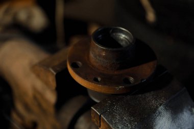 Klasik araba tekerleği nakli. Kapsamlı kullanılmış araba tamiri. Eski arabaları restore etmek için garaj servisi. Araba garantisi servis konsepti. Süspansiyon bileşeni değişimi.