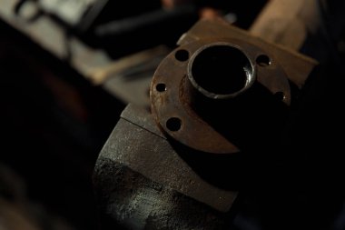 Klasik araba tekerleği nakli. Kapsamlı kullanılmış araba tamiri. Eski arabaları restore etmek için garaj servisi. Araba garantisi servis konsepti. Süspansiyon bileşeni değişimi.