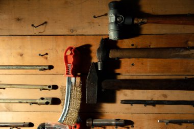 Ahşap bir zeminde el aletleri olan tezgah. Klasik araba tamiri için garaj. Babalar Günü konsepti. Çalışma alanı organizasyonu.