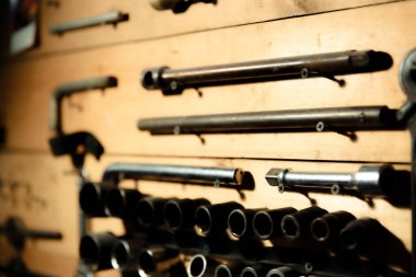 Ahşap bir zeminde el aletleri olan tezgah. Klasik araba tamiri için garaj. Babalar Günü konsepti. Çalışma alanı organizasyonu.