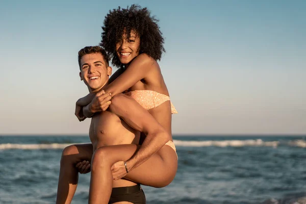 Junges Exotisches Paar Badeanzug Amüsiert Sich Strand Und Spielt Sommer — Stockfoto