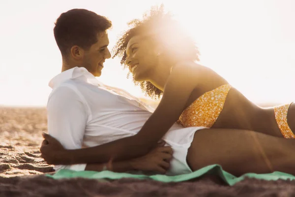 Paar Junger Menschen Mit Gemischter Rasse Die Sich Freien Der — Stockfoto