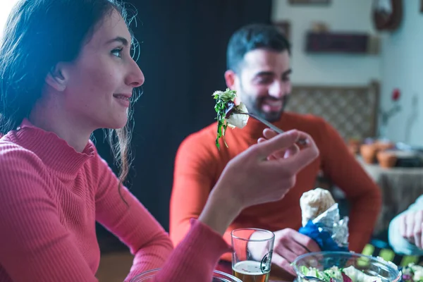 Reunión Social Jóvenes Comiendo Ensalada Juntos Sentados Una Mesa Pub — Foto de Stock