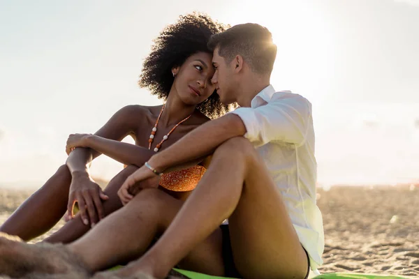 Coppia Interrazziale Che Rilassa Abbracciandosi Insieme Una Spiaggia Seduta Sulla — Foto Stock