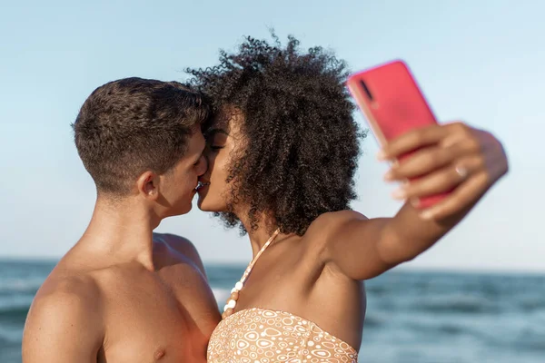 Rassübergreifendes Paar Macht Selfie Strand Und Küsst Sich Meer — Stockfoto