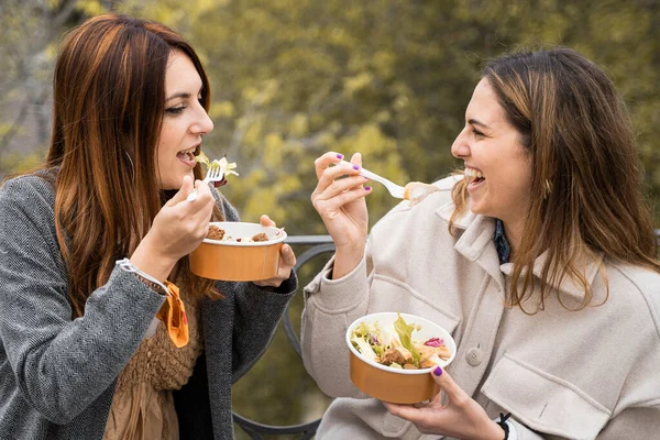 Plastik Kaselerde Bedava Yemek Yiyen Genç Kadınlar Maskesini Bileklerinde Tutuyorlar — Stok fotoğraf