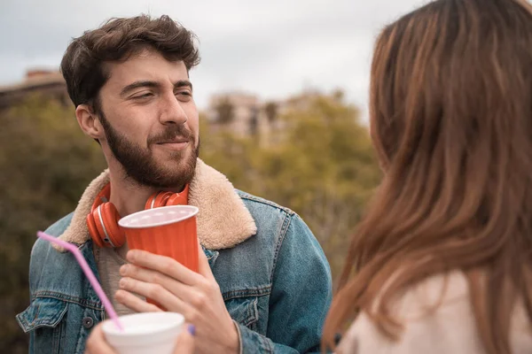 Arkadaşları Dışarıda Konuşuyor Plastik Bardakta Içki Içiyorlar Kulaklıklı Sakallı Delikanlılara — Stok fotoğraf