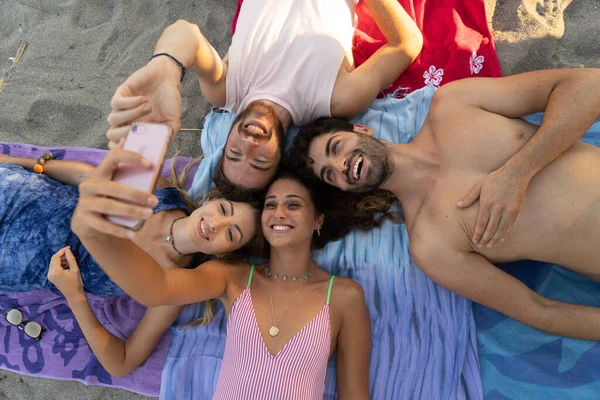 Groupe Personnes Prenant Des Portraits Selfie Couché Sur Sable Plage — Photo