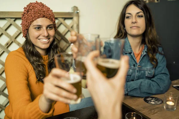 Bira Içen Barda Kadeh Kaldıran Arkadaşlar Gençlerin Gece Toplanıp Eğlenmesi — Stok fotoğraf