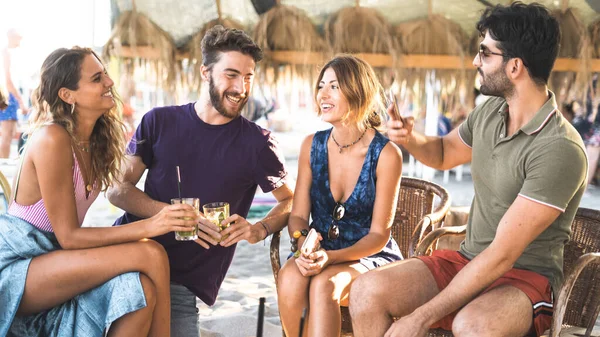 Gruppo Persone Che Divertono Sulla Spiaggia Bevendo Cocktail — Foto Stock