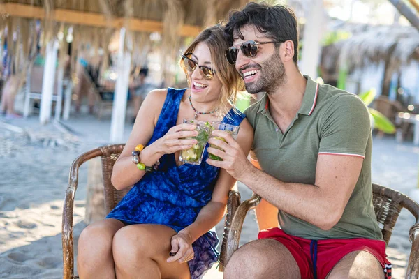 Coppia Diverte Sulla Spiaggia Bevendo Cocktail — Foto Stock