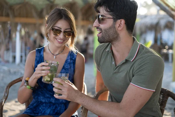 Coppia Diverte Sulla Spiaggia Bevendo Cocktail — Foto Stock