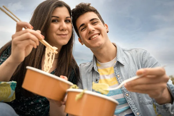 Fratello Allegro Sorella Mangiare Portare Cibo Plastica Biologica Ciotole Carta — Foto Stock