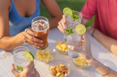 Yazın bir kafede oturup, uzun kokteyller içip kadeh kaldıran gençlerin ellerini kapatıyoruz.