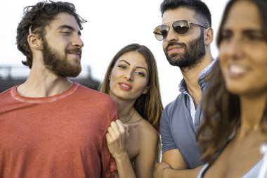 Sahilde eğlenen bir grup mutlu milenyumun portresi. Arkadaşlık ve birliktelik kavramı