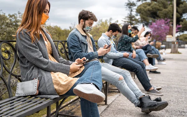 Concepto Tecnológico Los Jóvenes Que Utilizan Smartphone Parque Respetando Distancia — Foto de Stock