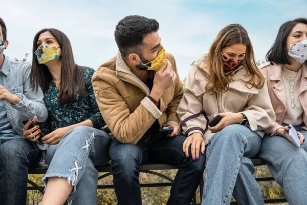 Group Young People Face Mask Talking Joking Together New Normal — Stock Photo, Image