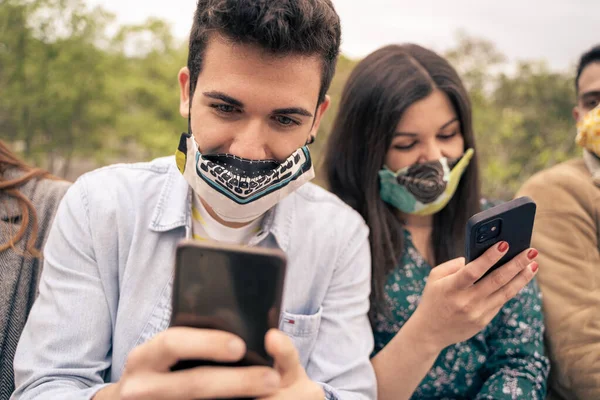 Pessoas Geração Millennial Com Máscara Facial Usando Telefones Inteligentes Móveis — Fotografia de Stock