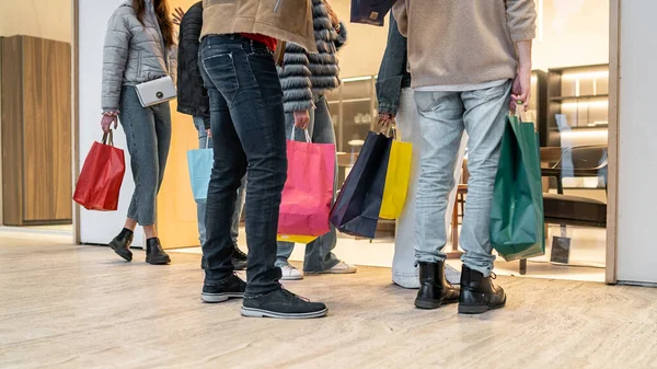 Imagen Recortada Jóvenes Haciendo Compras Calle Sosteniendo Bolsas Papel Concepto — Foto de Stock