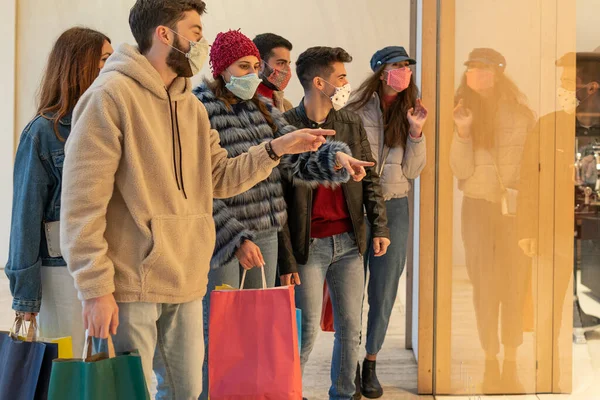 Comunidad Jóvenes Con Mascarilla Moda Caminando Juntos Hombro Hombro Amigos — Foto de Stock