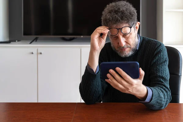 Orta Yaşlı Işadamı Tablet Kullanıyor Koronavirüs Salgınında Evde Çalışan Internet — Stok fotoğraf