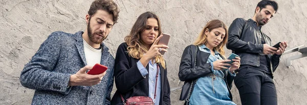 Moda Amigos Moda Uso Teléfonos Inteligentes Calle Dispuestos Una Escalera — Foto de Stock