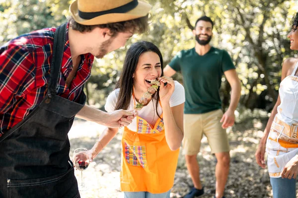 Gruppo Misto Giovani Che Riuniscono Parco Campagna Divertirsi Cucinando Spiedini — Foto Stock