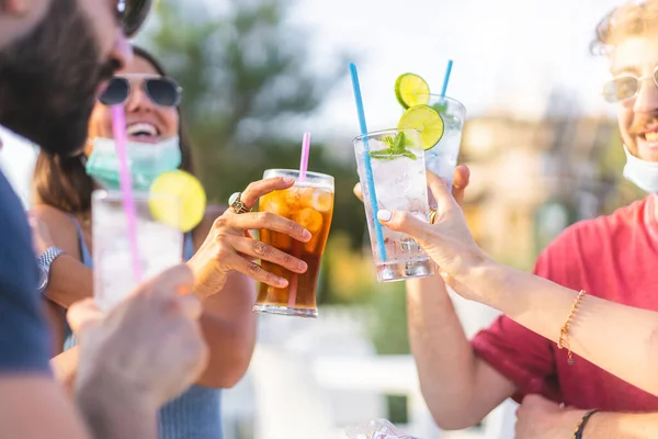 ビーチでカクテルを飲みながら自撮りしている人たちのグループ — ストック写真