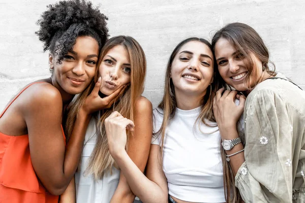 Retrato Interracial Gen Meninas Sorrindo Brincando Assistindo Câmera Conceito Amizade — Fotografia de Stock