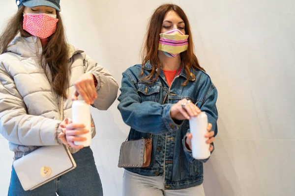 Young People Wearing Face Masks Clinking Canned Beers Young People — Stock Photo, Image
