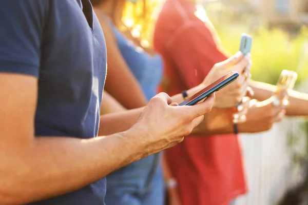 Meio Seção Jovens Intensamente Usando Seus Telefones Celulares Conceito Jovens — Fotografia de Stock