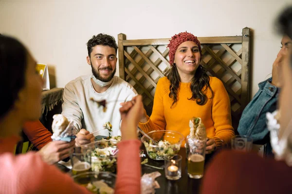 Sociale Bijeenkomst Van Jongeren Die Salade Wraps Sandwiches Samen Eten — Stockfoto