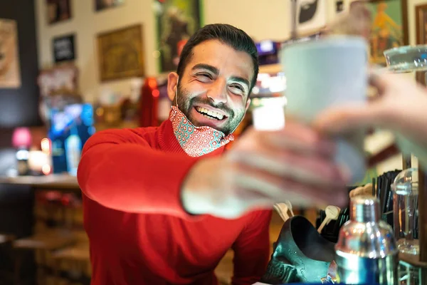 Homem Com Máscara Facial Baixada Tomar Copo Cocktail Barman Sentado — Fotografia de Stock