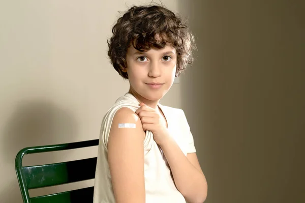 Portrait Enfant Ans Montrant Son Bras Avec Bandage Après Avoir — Photo