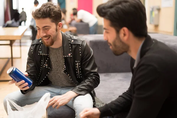 Zwei Freunde Lesen Notizen Auf Einer Bierdose Und Haben Spaß — Stockfoto