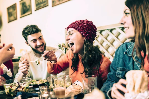 Verzamelen Van Jongeren Hebben Plezier Eten Drinken Samen Een Pub — Stockfoto