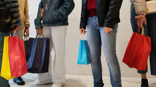 Przycięty Obraz Młodych Ludzi Robiących Zakupy Ulicy Trzymających Papierowe Torby — Zdjęcie stockowe
