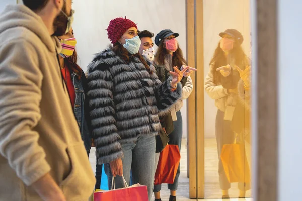 Group Young People Going Shopping Mall Watching Window Holding Paper — Stock Photo, Image