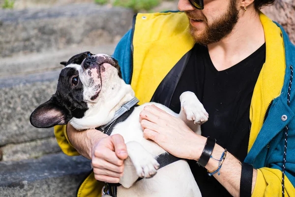 Hipster Bir Adam Dışarıda Oturan Köpeğini Okşar Kaşır Ona Sarılır — Stok fotoğraf