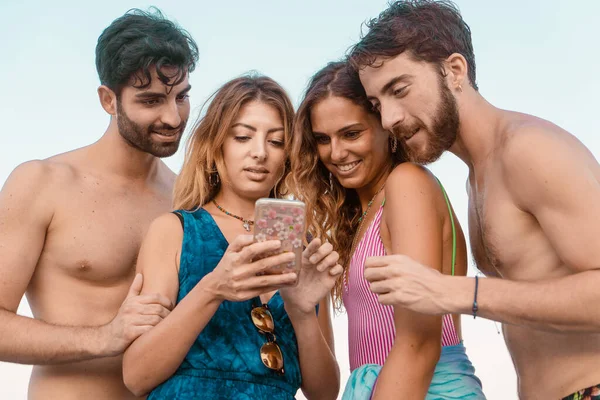 Giovani Ritrovano Farsi Selfie Sulla Spiaggia Amici Che Utilizzano Smartphone — Foto Stock