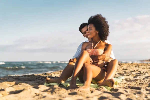 Interracial Couple Relaxing Hugging Together Beach Sitting Sand — Stock Photo, Image