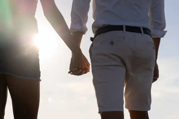 Casal Jovens Amantes Multirraciais Mão Andando Livre Fechar Mãos Luz — Fotografia de Stock