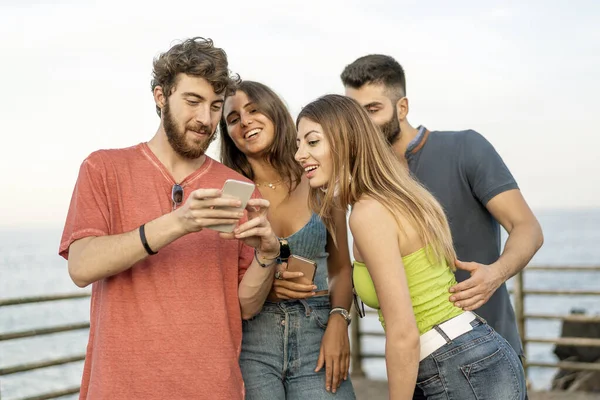 Group Friends Standing Together Using Mobile Phones Sea Watching Social — Stock Photo, Image