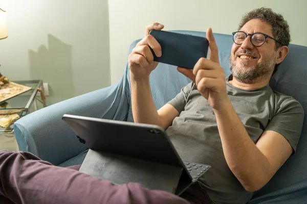 Hombre Adulto Mediana Edad Escuchando Música Haciendo Una Videollamada Línea —  Fotos de Stock